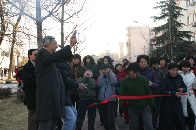 2008年，方守贤院士为职工迎春长跑开跑鸣枪