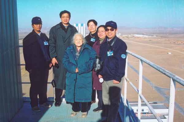 神舟二号飞船发射前与高能所同事在发射场合影（2001.1）